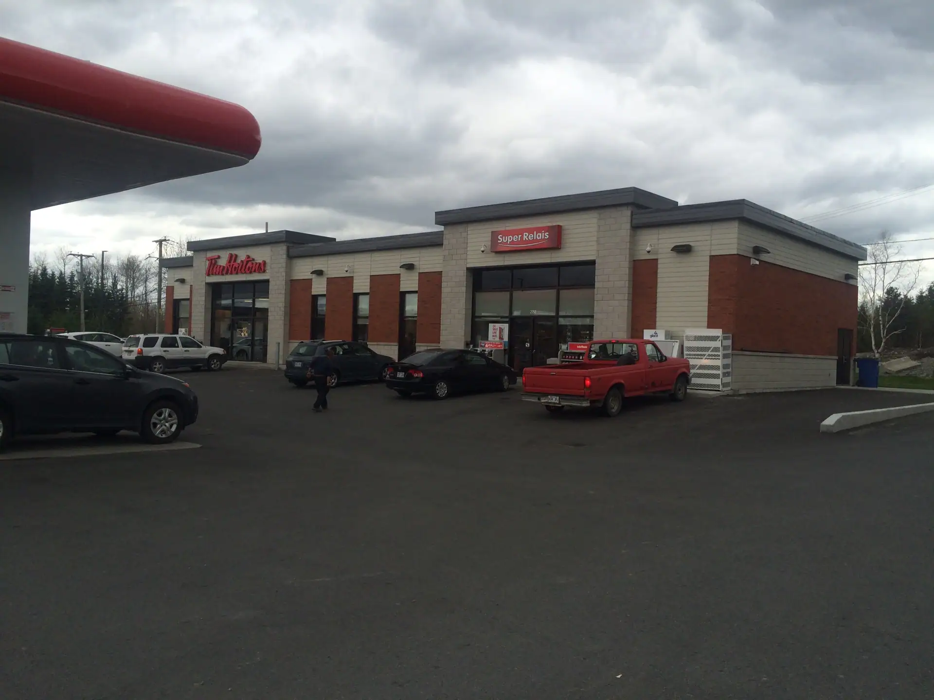 station service et tim hortons sur la rue saguenay a rouyn noranda projet 2014 02